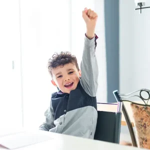 niño preescolar de 5 años aprendiendo inglés en la academia Velvet School Bilbao