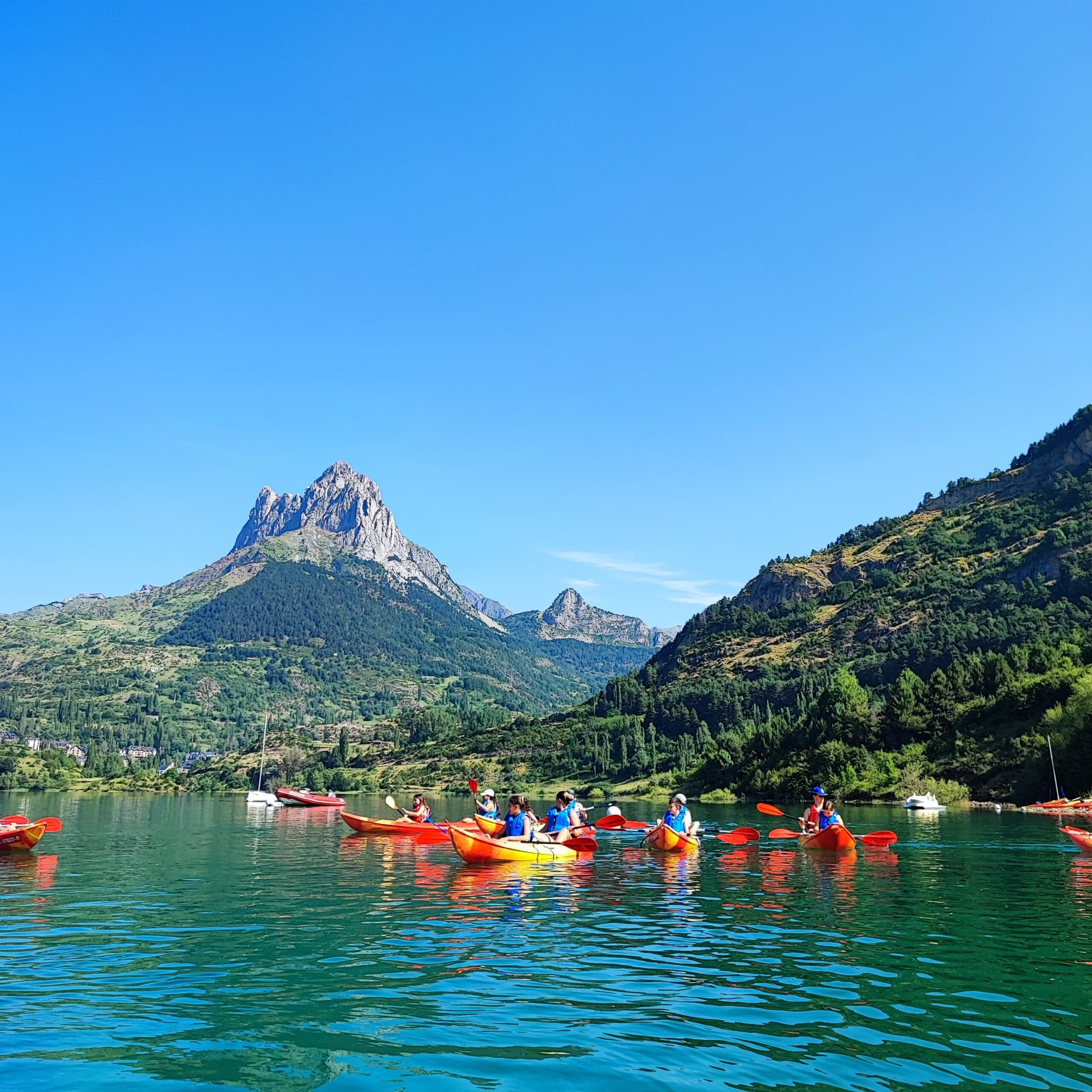 Campamento Verano canoas scaled Campamento de inglés en verano en Formigal