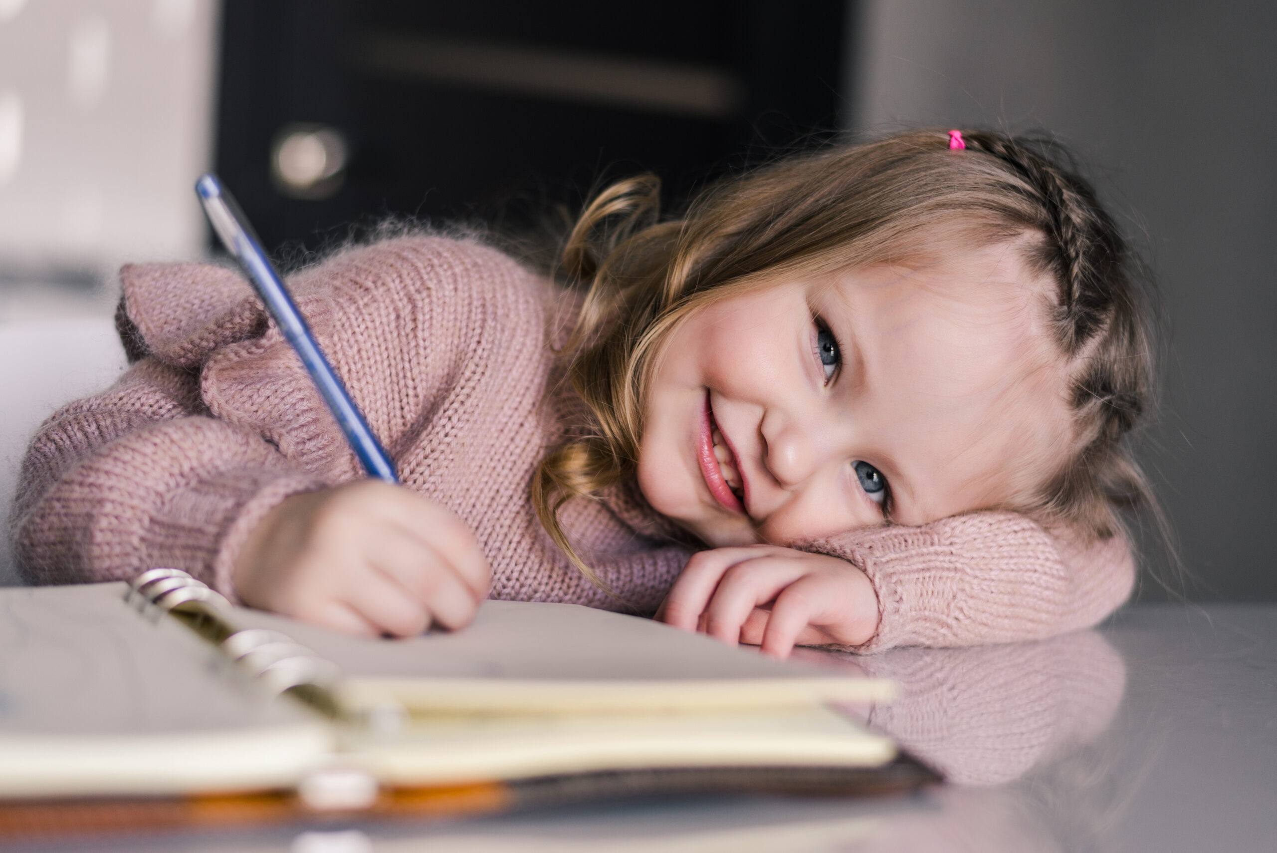Clases de Inglés para niños de 3 a 5 años en Bilbao 3 Niña preescolar de 3 años en clase de inglés en la Academia Velvet School Bilbao
