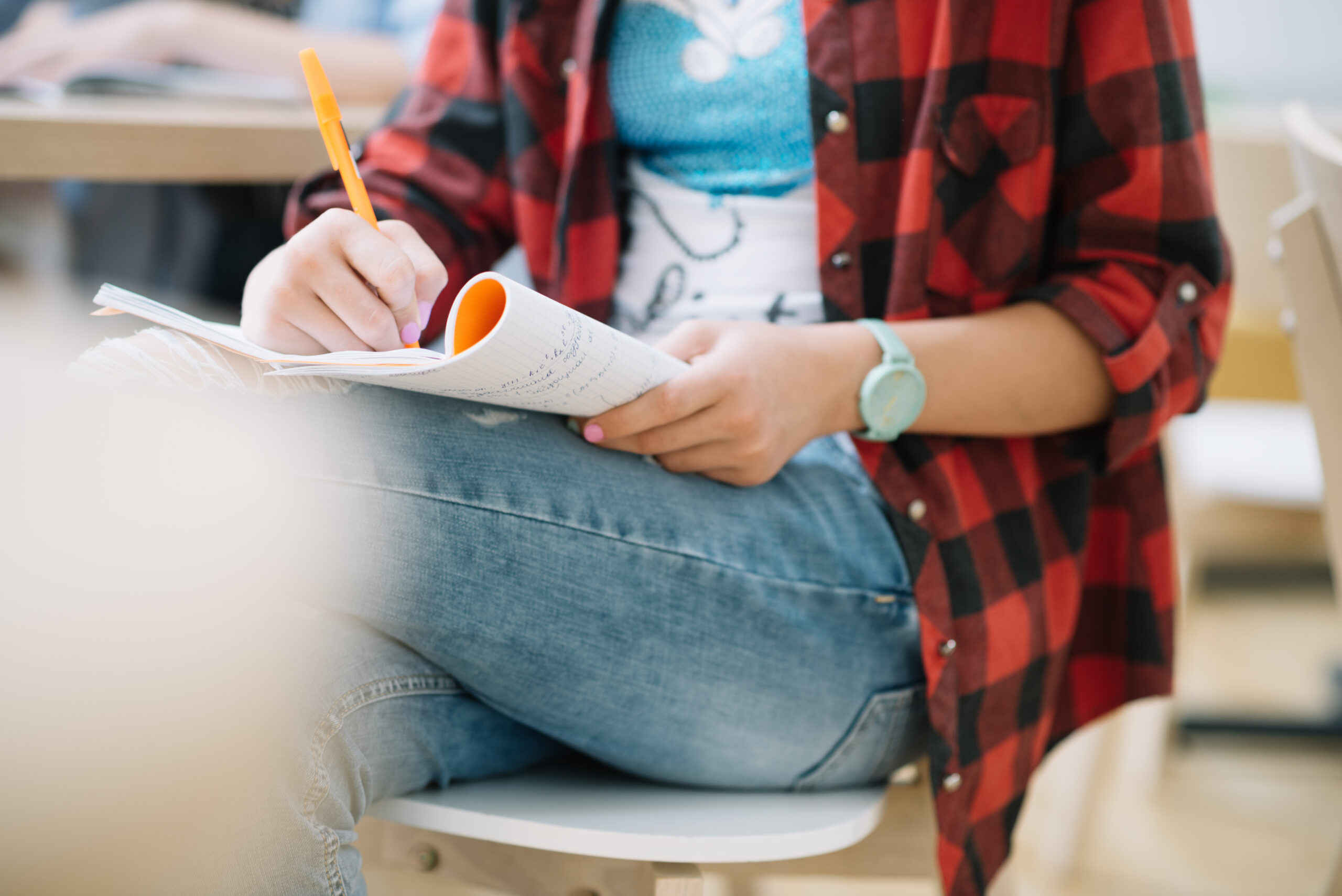 persona haciendo el examen de ingles Cambridge | Velvet School Bilbao