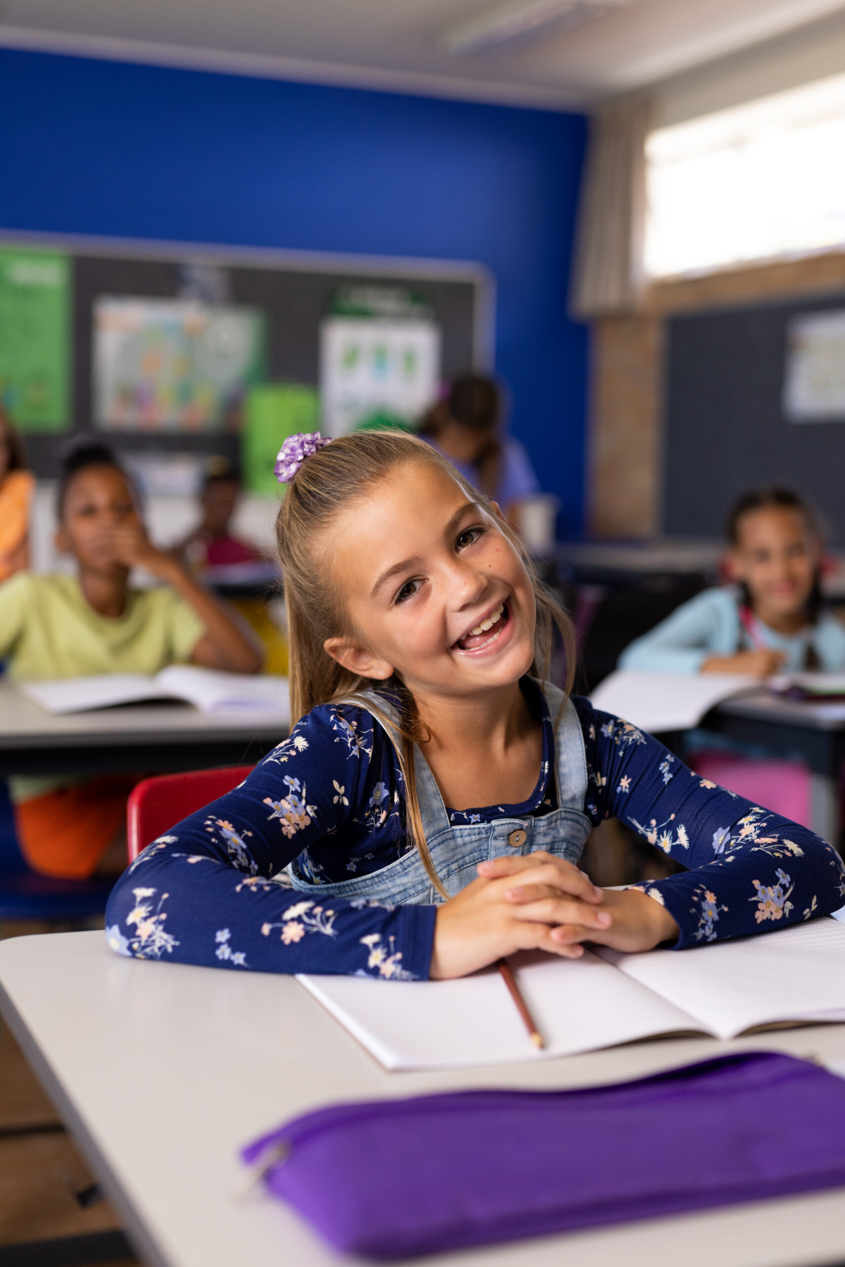 niña estudiando inglés en una academia en Bilbao
