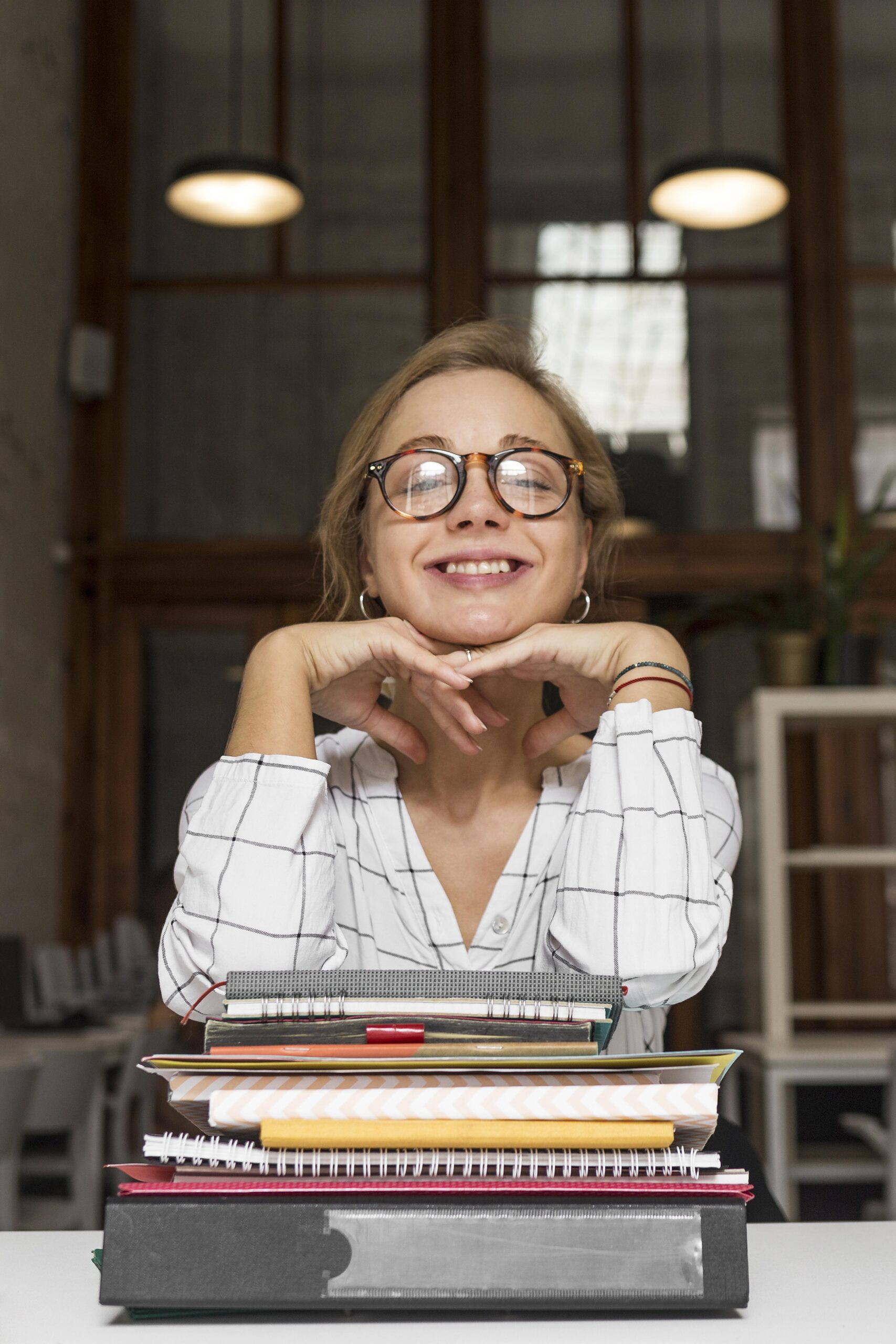 joven adulto estudiando ingles en un curso intensivo